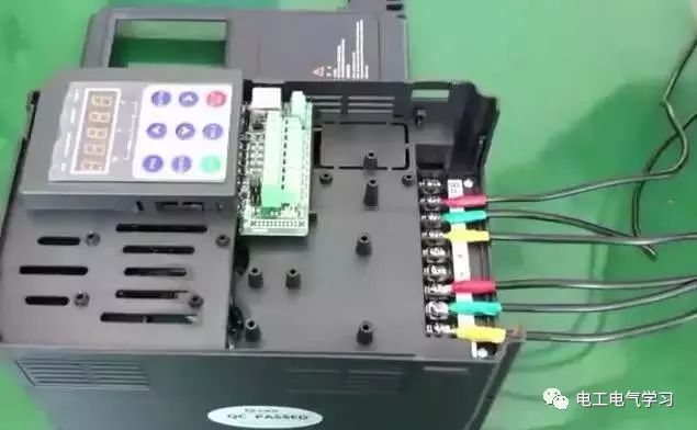 東莞plc編程培訓(xùn)，學(xué)好變頻器，先從主電路與控制線路的接線開始，大朗智通培訓(xùn)學(xué)校，電工培訓(xùn)